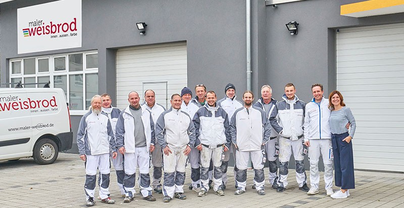 Das maler weisbrod-Team vor dem Unternehmenssitz in Wiesloch